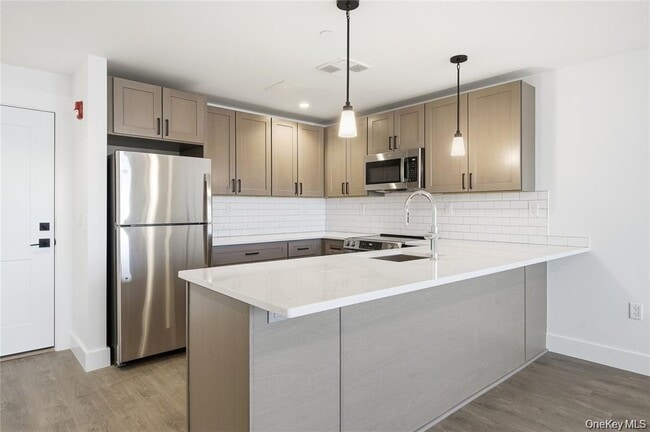 Building Photo - 180 Deer Park Ave