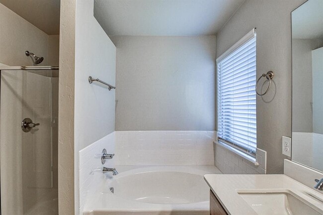 Building Photo - 432 Pergola St