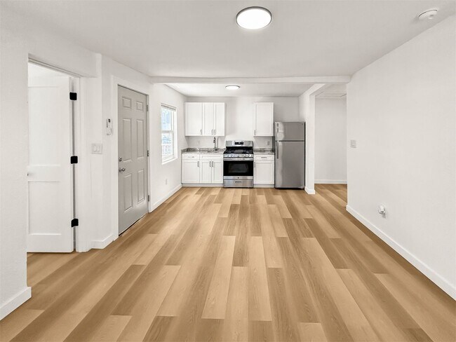 Building Photo - Beautifully Renovated 2 Bed/1 Bath Duplex – Move-In Ready in the Heart of Clearwater!