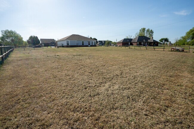 Building Photo - 3 Bed / 2 Bath in Collinsville!