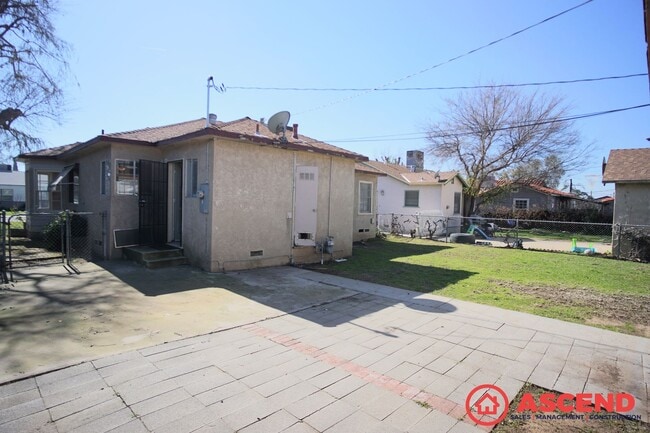 Building Photo - Cute Home Close to Downtown Bakersfield!