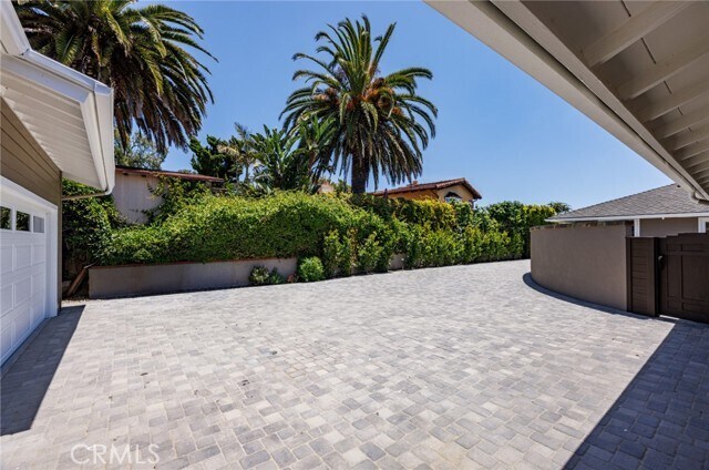Building Photo - 1840 Temple Hills Dr