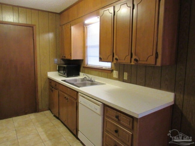 Building Photo - 4965 Catalina Cir