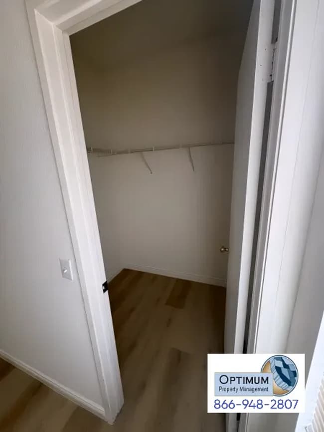 Building Photo - Spacious 4-Bedroom 2-Bathroom Home with Fireplace & Large Backyard