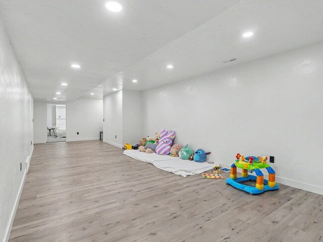 Building Photo - Spacious Furnished Home with Mountain Views and Room to Enjoy