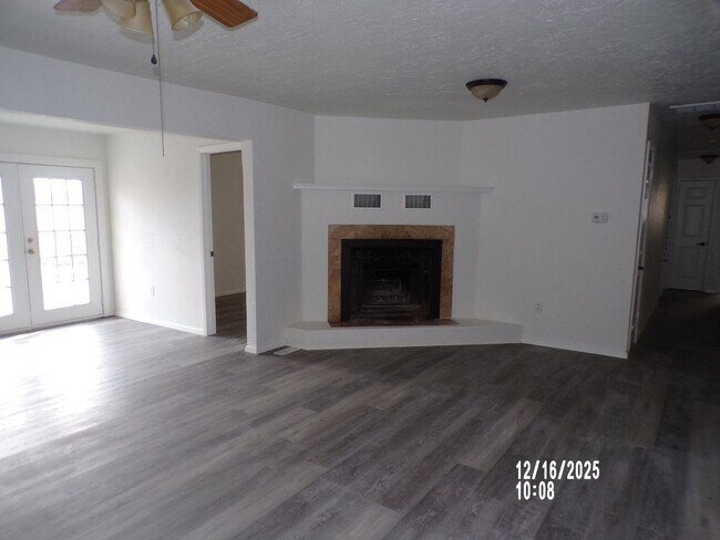 Building Photo - Great home located close to shopping and restaurants