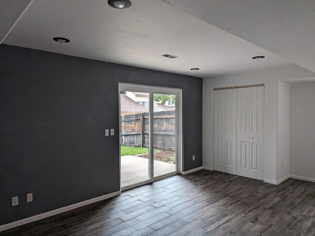 Building Photo - 4 bedroom home with walk-out basement, lar...