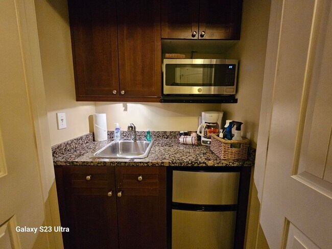 Building Photo - 1-bedroom furnished condo with fenced courtyard