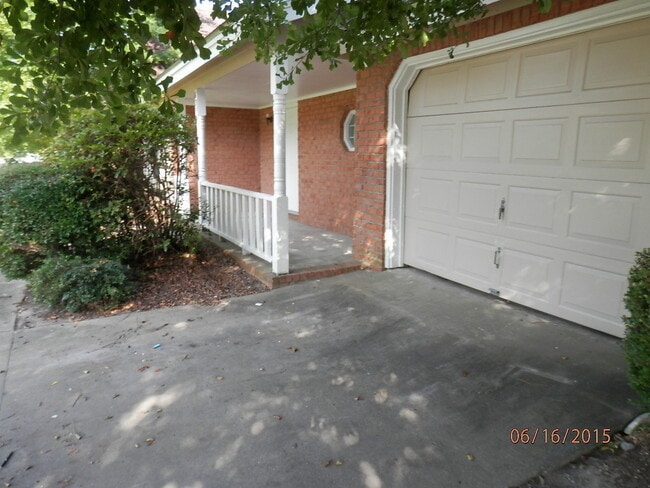 Building Photo - 631 Windhaven Dr
