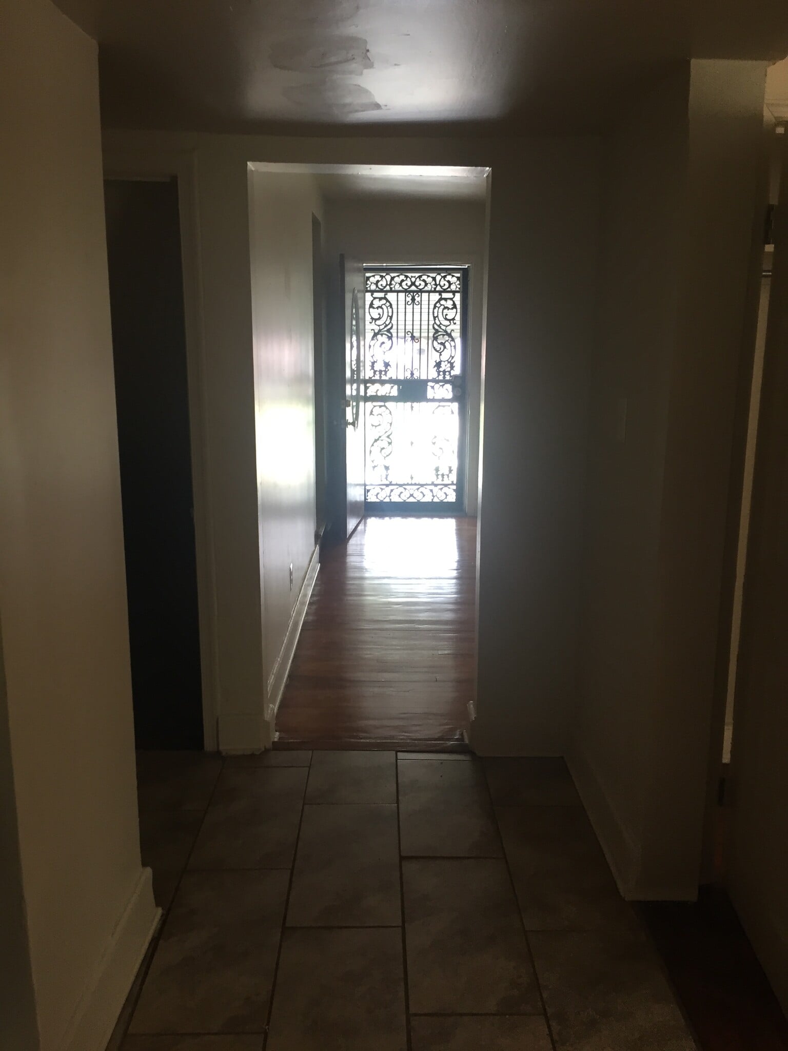 Entrance hallway - 4125 Fairfax Rd