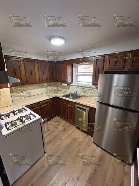 Building Photo - 455 Peart Ave