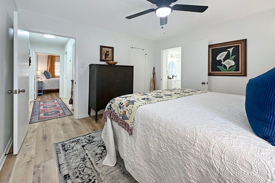 Primary bedroom with queen bed - 204 Dianne St