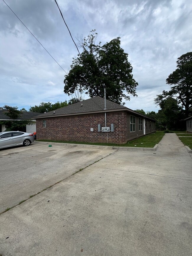 Building Photo - 3 bed / 2 bath duplex Available Now