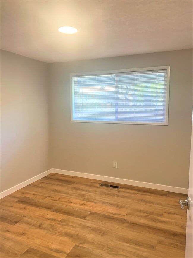 Building Photo - Desirable Cascade Park Location with Many ...
