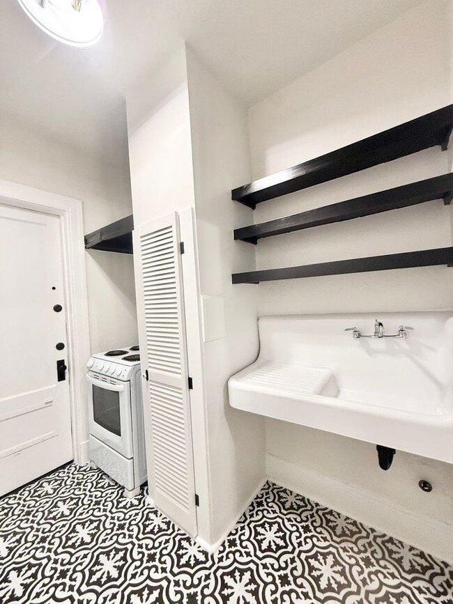 Building Photo - Very Unique Upstairs 1/1 w/ Hardwoods in Small 1920's complex - F211