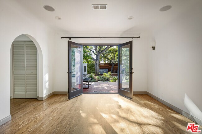 Building Photo - 1169 S Sierra Bonita Ave