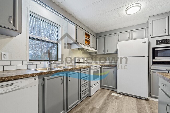 Building Photo - 2-Bedroom 2-Bathroom Home with Off-Street Parking Available in Coeur d’Alene!