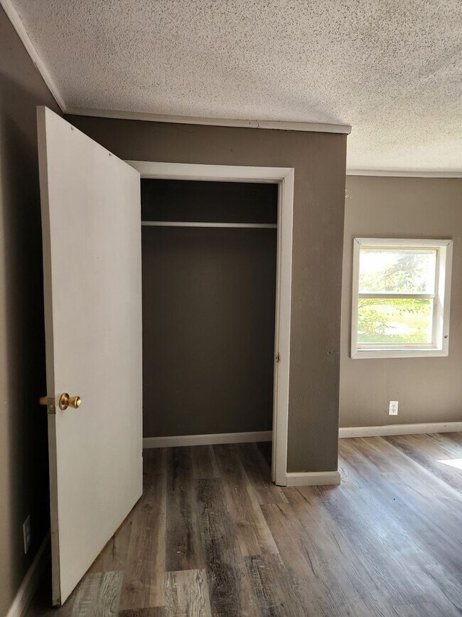 Building Photo - 4-Bedroom/1 Bath Home for Rent – $1,200/month – Columbus, KS