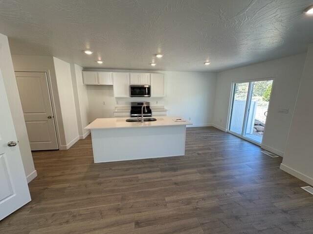 Building Photo - 604 S Rockwell Ln
