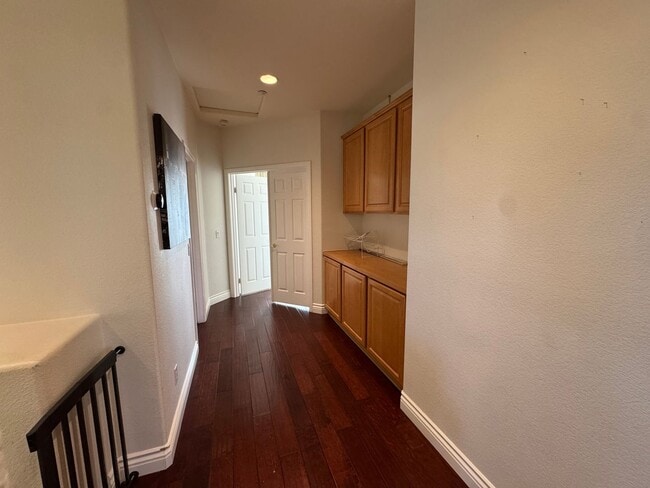 Building Photo - 5 Bedroom Luxury home