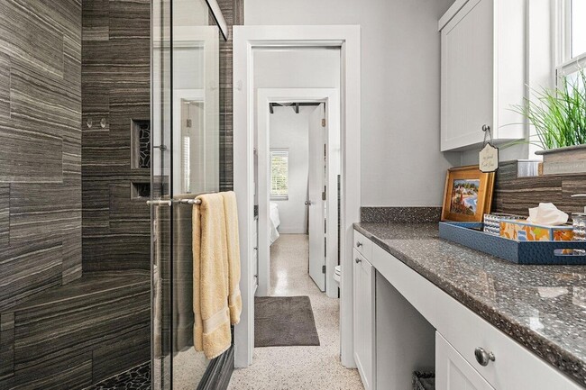 Building Photo - 340 NE 7th Ave