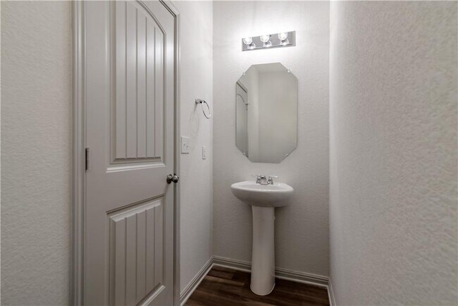 Building Photo - 132 Shiner Ln