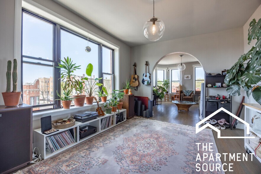 Building Photo - 3237 W Armitage Ave
