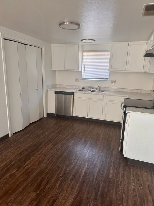 Primary Photo - Great 2 bed 1 bath duplex
