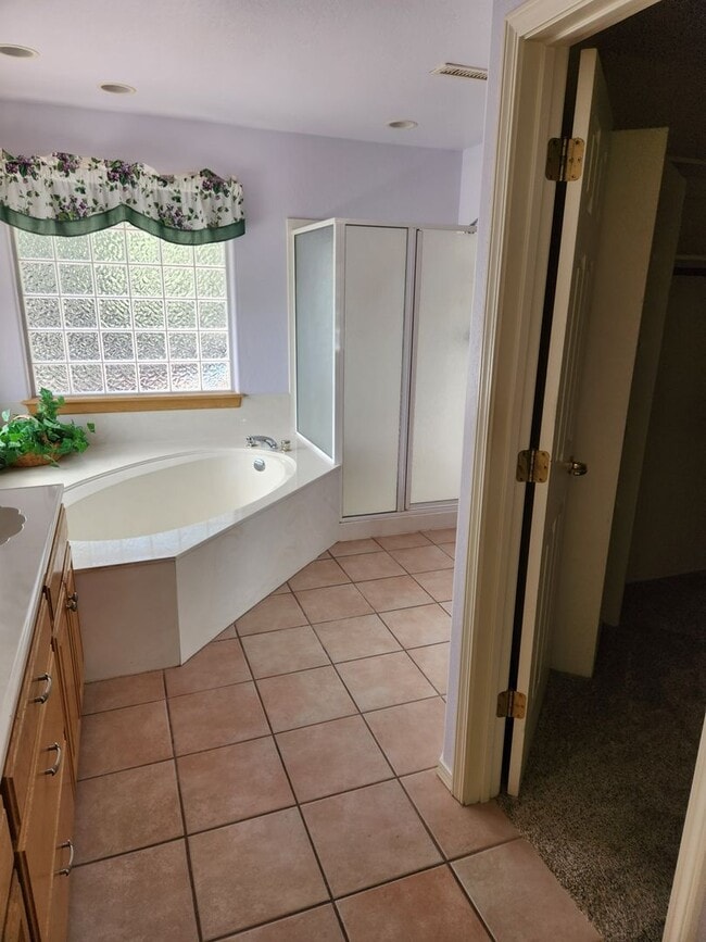 Building Photo - Spacious Country Club Home | 2,900+ Sq Ft | A/C | 3-Car Garage