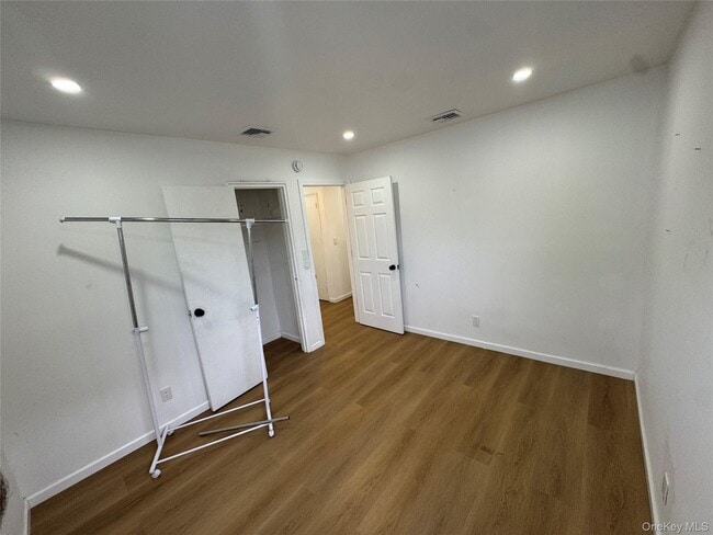 Building Photo - 303 Woodbury Rd