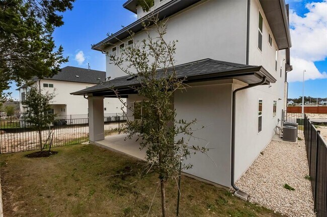 Building Photo - 2000 Kit Cir