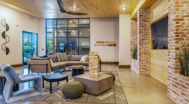 Building Photo - 730 Shady Ln