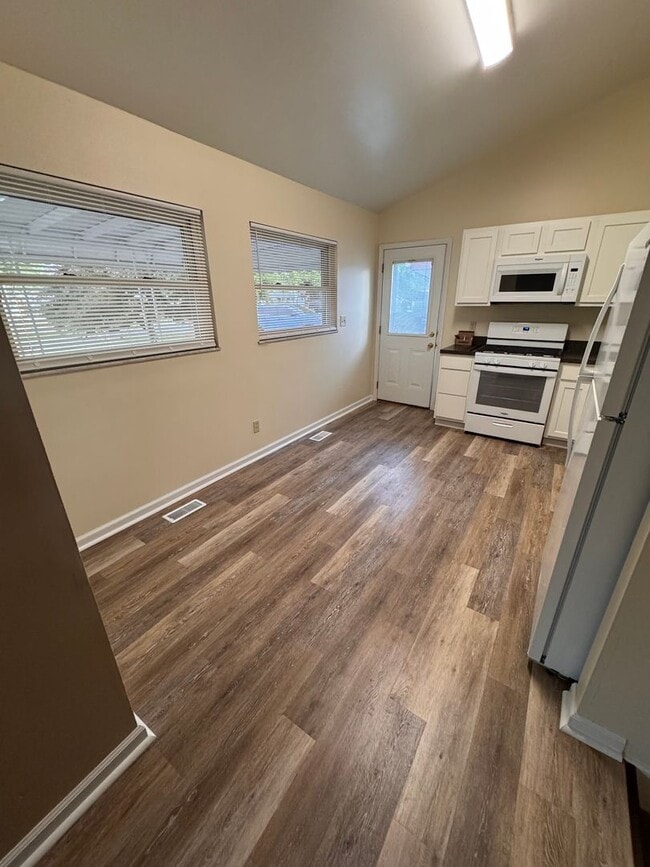 Building Photo - 3 Bedroom Home