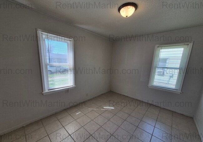 Building Photo - FOR RENT- 2 bedrooms on Ackermant! Pets Ok!