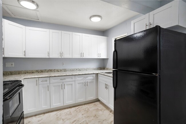 Building Photo - Very large 4bdrm/2bath House, Ready End of February