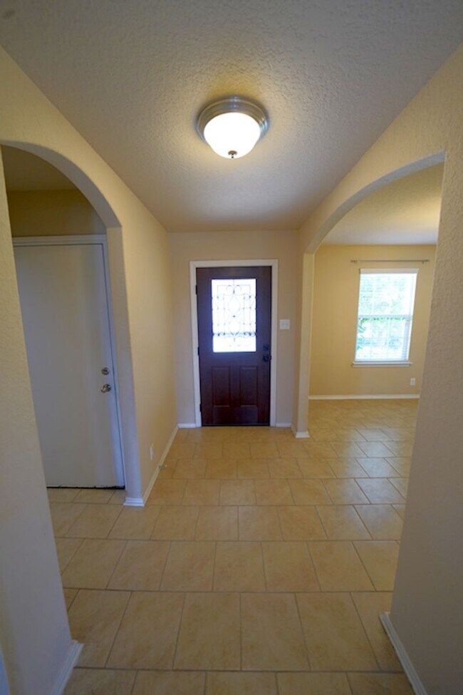 Building Photo - Gorgeous Selma Living with a Inground Pool! Realtor Commission: $625