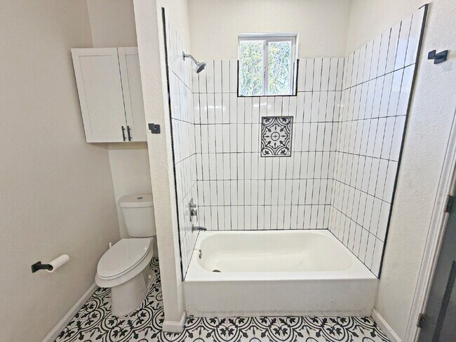 Building Photo - 338 SW 42nd St