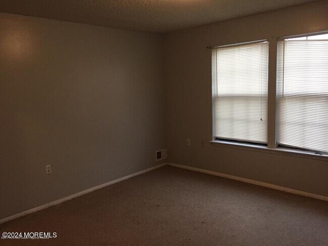 Building Photo - 106 Daffodil Dr