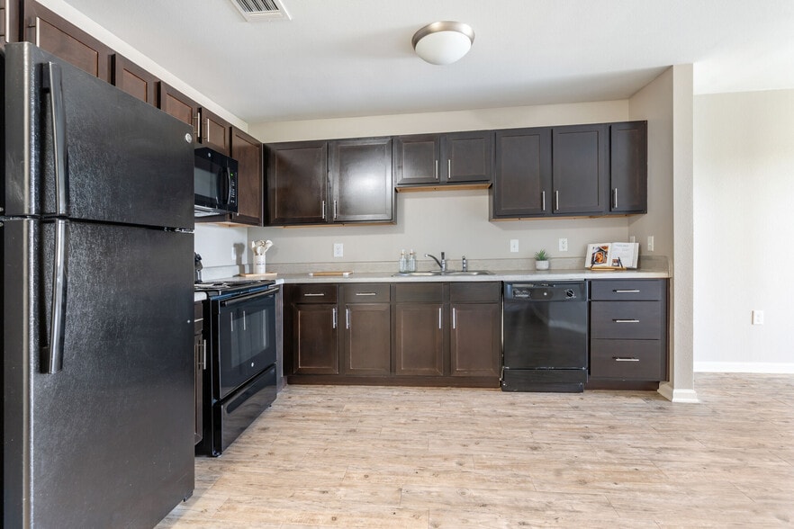 Building Photo - Sansom Pointe Senior