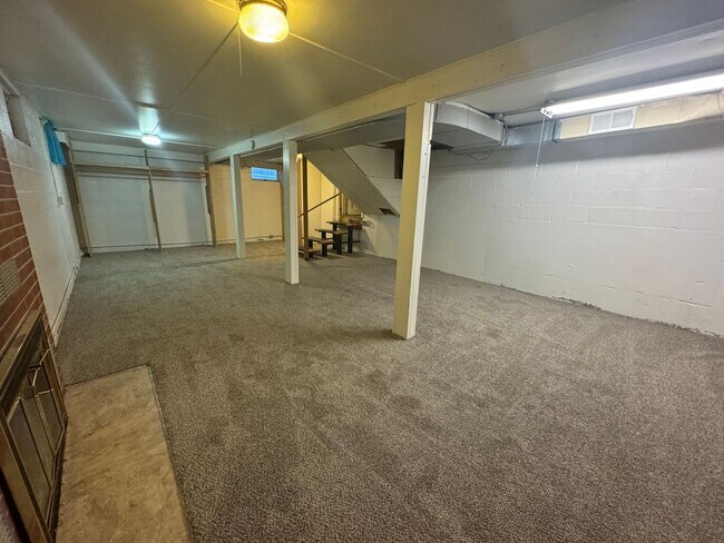 Building Photo - 2.5 Miles (6 minutes or less) to Oregon Tech and Sky Lakes Medical Center!  Perfect setup for Roo...