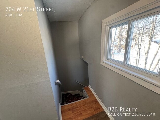 Building Photo - 704 W 21st St
