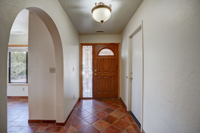 Building Photo - 5 Bedroom + a Den, 3 Bathroom, 2 Car Garage For Rent in Prescott!