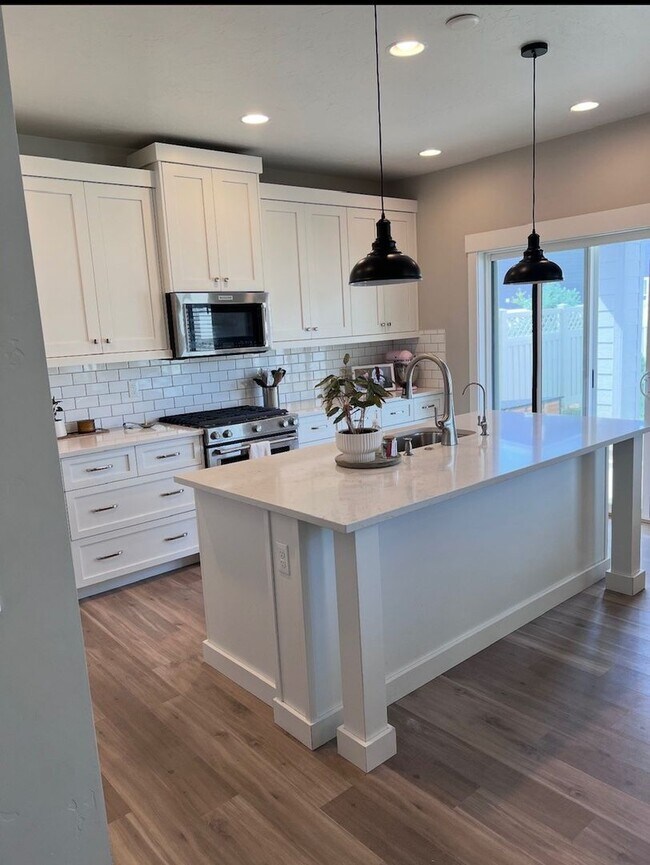 Building Photo - 3 Bed + Office + Bonus | 3-Car Garage