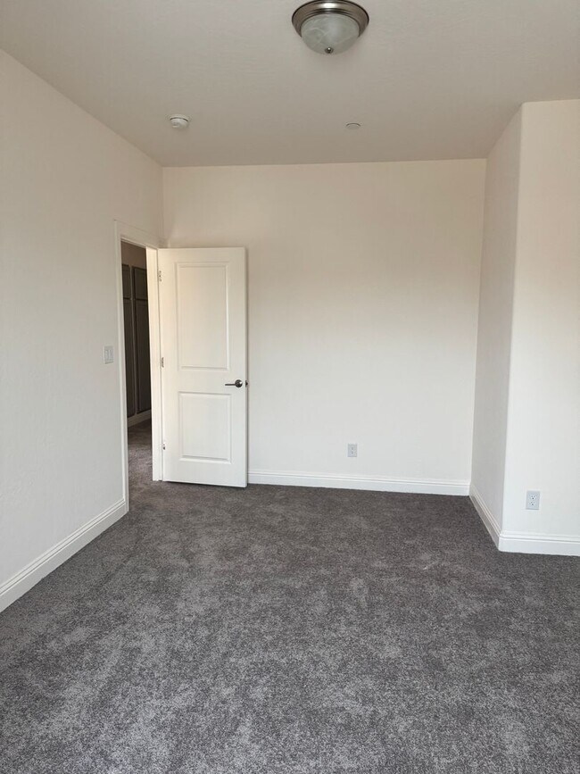 Building Photo - Single Family Home