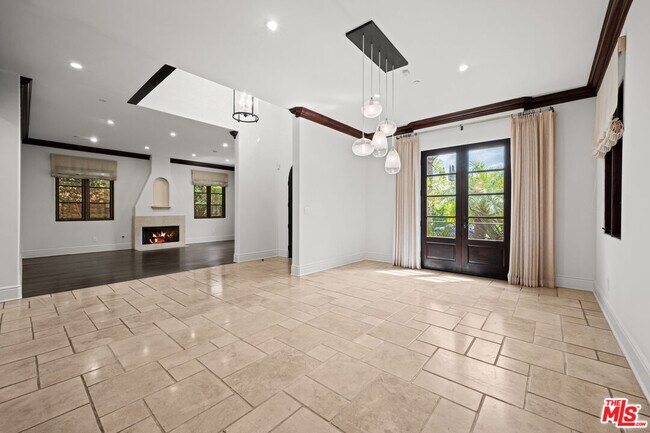 Building Photo - 305 N Palm Dr
