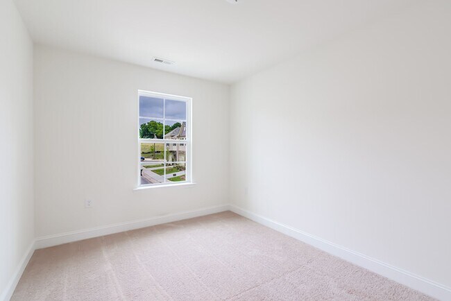 Building Photo - Available Early July - 3 Bed, 2.5 Ba in Convenient Location! Pet Friendly!