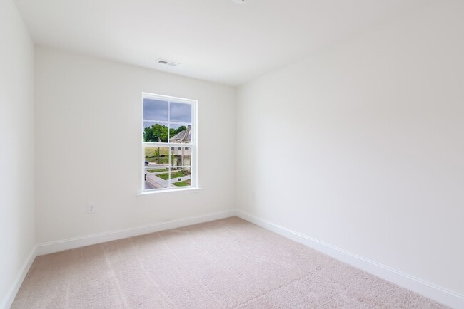 Building Photo - Available July 1st! 3 Bed, 2.5 Ba in Convenient Location - Pet Friendly!