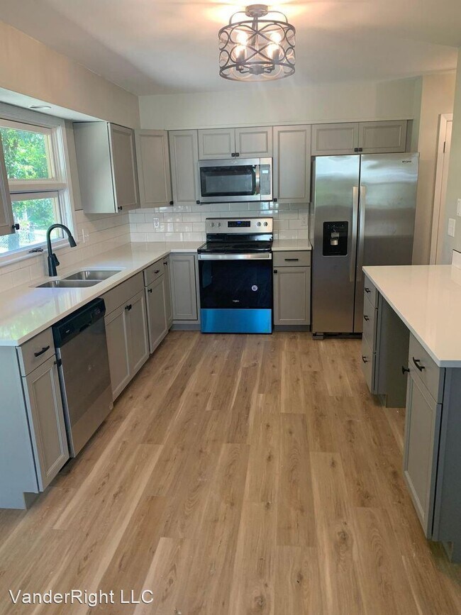 Primary Photo - 3 br, 2.5 bath House - 2708 S Kiwanis Ave