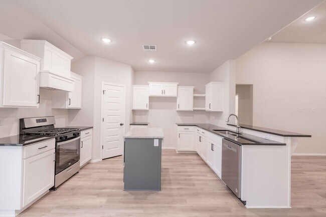Building Photo - New Construction Home 4 Bed 3 Bath in Bixby!