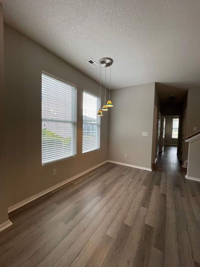 Building Photo - SPACIOUS 3bed/2.5bath TOWNHOME w/1st floor...